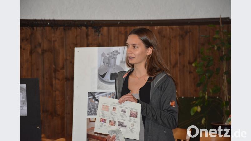 Die angehende Braumeisterin Franziska Scharf aus Oberbibrach erläutert den Weg des Mahlgetreides und des Bieres durch das Gebäude. Bild: ak