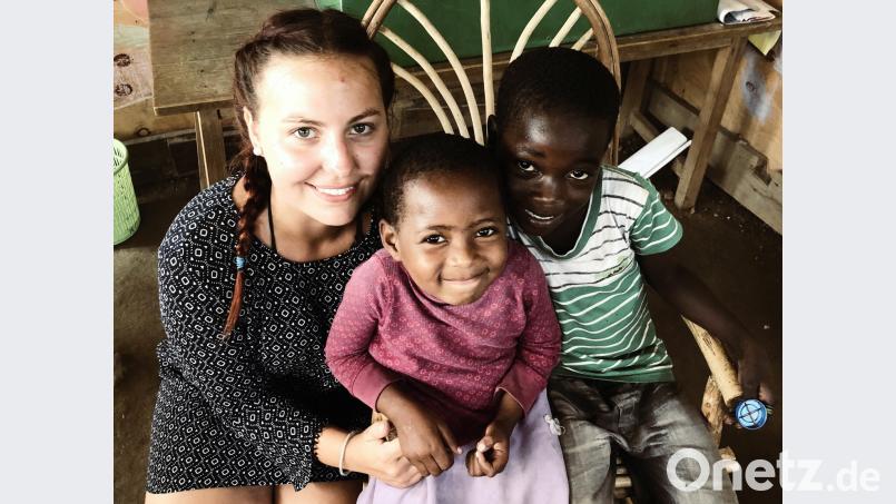 Lisa Engelbrecht mit ihren beiden Patenkindern Tsuma und Bonze. Bild: stg