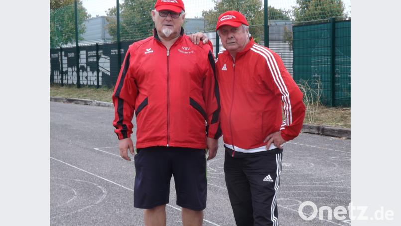 Dieter Niewolik (rechts) und Helmut Porsch erreichen bei den Bayerischen Meisterschaften im Pétanque Doublette in Ingolstadt einen beachtlichen elften Platz. Bild: jzk