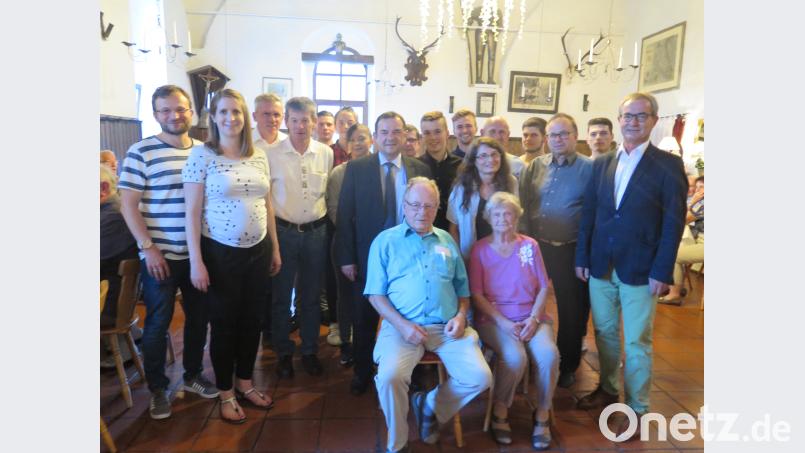 Nicht nur Bürgermeister Werner Nickl (rechts), Stadtpfarrer Konrad Amschl und die Familienmitglieder, sondern auch zahlreiche Freunde und Bekannte sind zur Geburtstagfeier von Peter Wolf (vorne sitzend neben seiner Ehefrau Margarte) in die Kaibitzer Schlossschänke gekommen. Bild: jzk