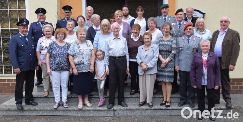 "Jeder Tag ist ein Geschenk für mich" Seinen 85. Geburtstag feierte in den vergangenen Tagen Ludwig Kellermeier (vorne Mitte) im Kreise seiner Familie, Gästen des Hauses und Vereinsabordnungen. Bild: bö