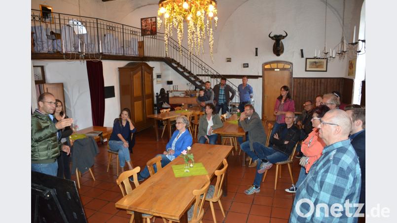 Im Rittersaal der Schlossschänke berichtet Ely Eibisch nach dem Gang durch das Gebäude, dass dieses im Jahr 1818 als Betriebsgebäude der neuen Brauerei errichtet wurde. Bild: ak