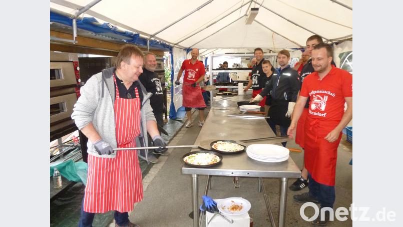 Eine Pizza nach der anderen geht beim Altendorfer Pizzafest über den Tresen. Bild: is