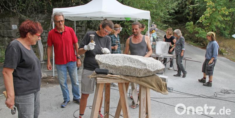 Gefühl für den Stein ist noch diese Woche am Ende der Waldkirchner Straße gefordert. Die Ergebnisse der Arbeit mit dem Granit werden am Freitag, 31. August, um 17.30 Uhr öffentlich vorgestellt. Bild: nm