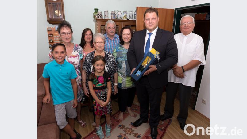 An ihrem 80. Geburtstag ließ es sich Elisabeth Stingl (Vierte von links) mit Ehemann Johann (hinten), ihren Töchtern, Enkeln und Urenkeln gut gehen. Auch Urlaubspfarrer Boleslaw Lasocki und 2. Bürgermeister Stefan Grillmeier (von rechts) überbrachten Glückwünsche. Bild: dtr