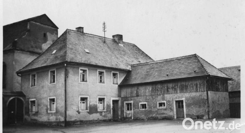 Das alte Schulhaus mit dem Stall und der Holzlege vor rund 130 Jahren. Heute ist das Altenstädter Museum darin untergebracht. Bild: exb