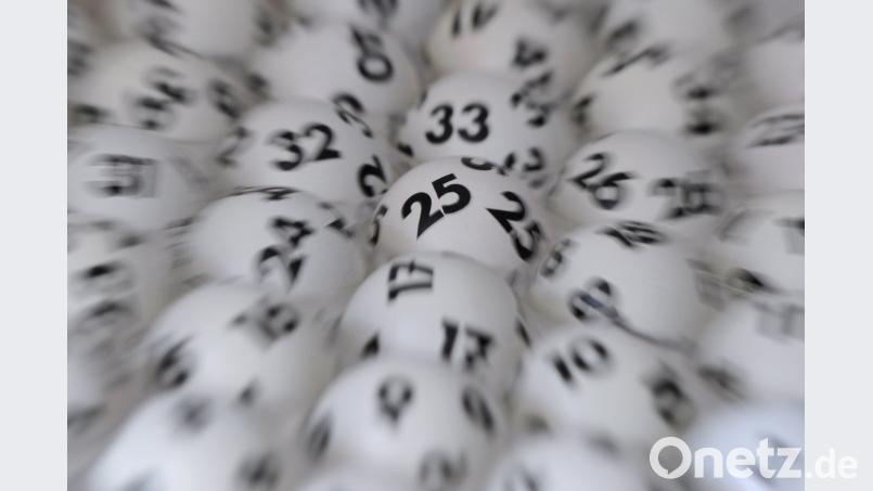 Lottokugeln liegen in einem Ziehungsgerät. Foto: Arne Dedert/Archiv Bild: Arne Dedert