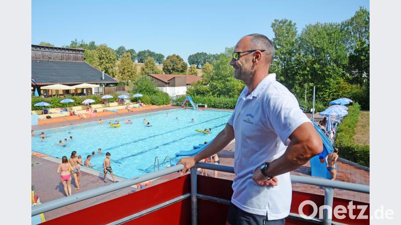 Der Bademeister Horst Linder hat alles im Blick im Freibad Windischeschenbach - auch einen vielleicht neuen Besucherrekord. Bild: gsb