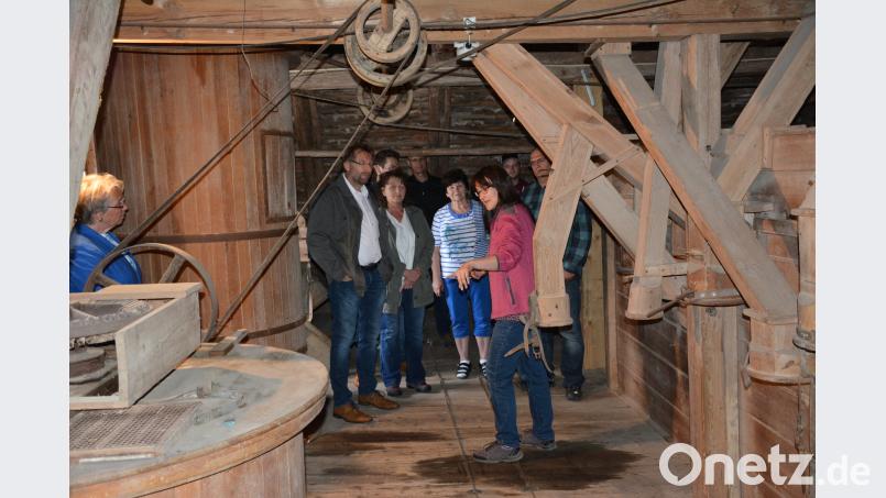 Müllermeisterin Petra Schuster führt durch die Mühle. Bild: ak