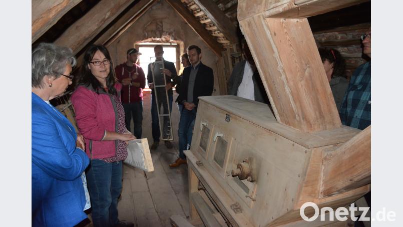 Müllermeisterin Petra Schuster führt durch die Mühle. Bild: ak