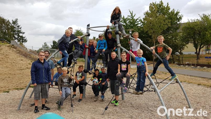 Großen Spaß bereitete 18 Kindern eine Schnitzeljagd durch Mitterteich, organisiert vom Ortsverband der Jungen Union um Vorsitzenden Daniel Kircher (Mitte). Bild: exb
