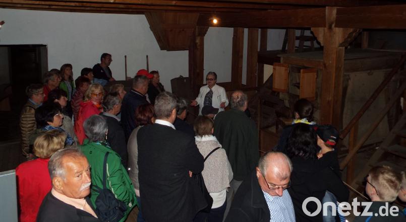 Teilweise sehr dicht drängen sich die Besucher um die ausgestellten historischen Maschinen Bild: Klaus Högl