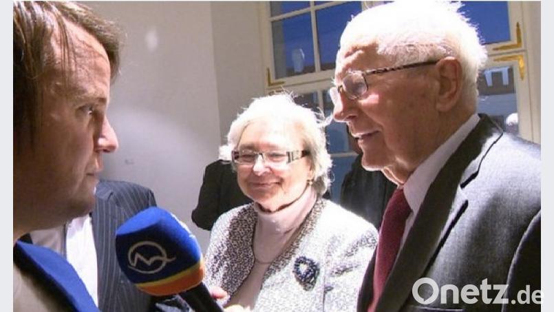 2016: Peter Colotka gibt ein heiteres Interview. Geplaudert wird über den ehemaligen Eishockeyspieler Jozef Golonka. Bild: tvnoviny.sk