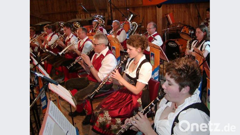 Neuhauser Boum beim Böhmischen Abend in der O`Schnitt-Halle in Wurz Bild: tok