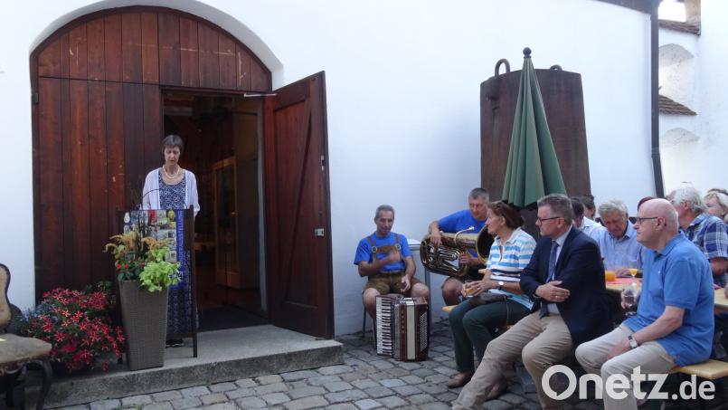 Museumsleiterin Edith Zimmermann begrüßt ihre Gäste im Hof des Stadtmuseums. Bild: hka