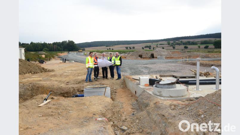 Bürgermeister Dr. Karl-Heinz Preißer (Mitte) trifft sich jede Woche mit den Beteiligten, um den Fortgang der Arbeiten zwischen Pischeldorf und Luhe zu besprechen. Im Blick haben sie dabei auch die neue Zisterne (rechts). Bild: bey