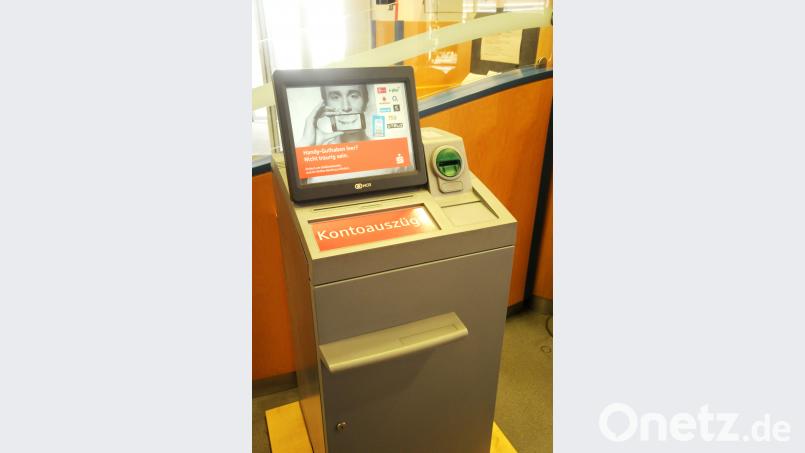 An diesem Drucker in der Rosenberger Sparkassenfiliale greift der zunächst Unbekannte zur Geldbörse und verschwindet damit. Das Videoband hat aber seine Tat aufgezeichnet. Bild: ge