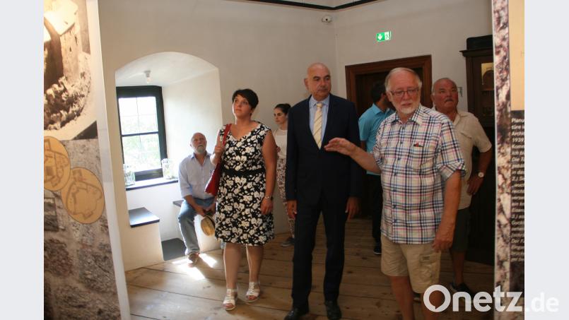 Bürgermeister Herbert Bauer (vorne rechts) zeigte dem Landtagsabgeordneten Jürgen Mistol (vorne Mitte), der Landtagskandidatin Anna Tomann (vorne links) und weiteren Gästen persönlich die Burg. Bild: wro