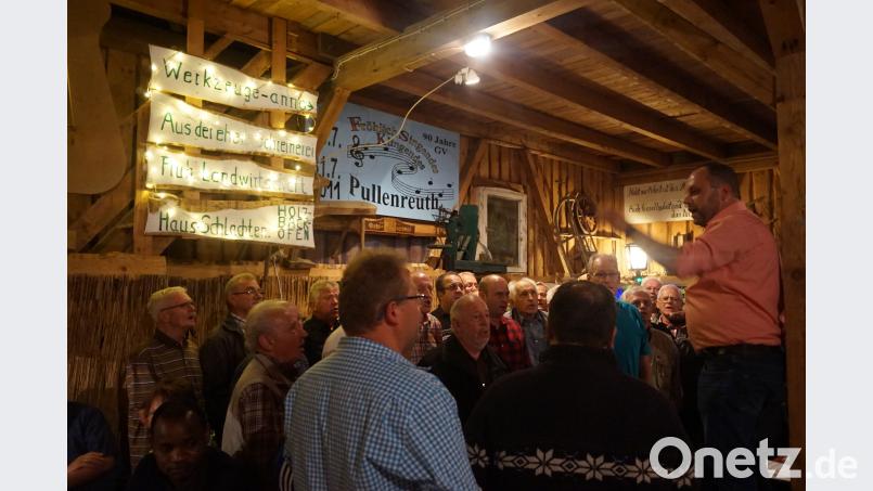 Die Chorgemeinschaft Pullenreuth und Lochau sorgte für den richtigen Ton beim Weinfest. . Bild: gma