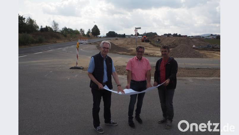 Bürgermeister Reiner Gäbl informiert sich bei Diplom-Ingenieur Rudolf Kick (links) und Bauleiter Anton Gebert (rechts) vom Straßenbauamt über den Fortschritt der Baumaßnahme. Bild: gz
