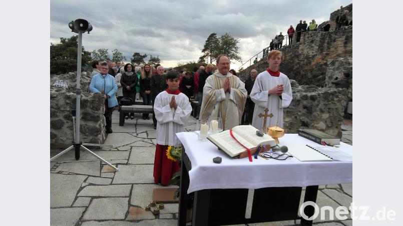 Pfarrer Heribert Stretz mit Ministranten und Besuchern in der Kapelle. Bild: hl