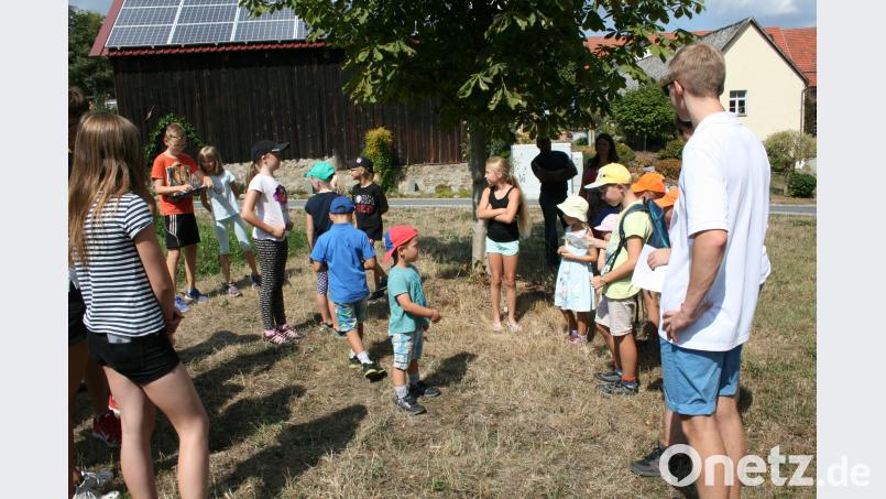 Erwartungsfroh stellten sich bei herrlichem Wetter die Kinder am Dorfweiher zusammen, um die ersten „Briefe“ mit Botschaften und „Wundertüten&quot; zu suchen. Rechts Organisator Daniel Hirschmann vom Jugendrotkreuz. Bild: roh