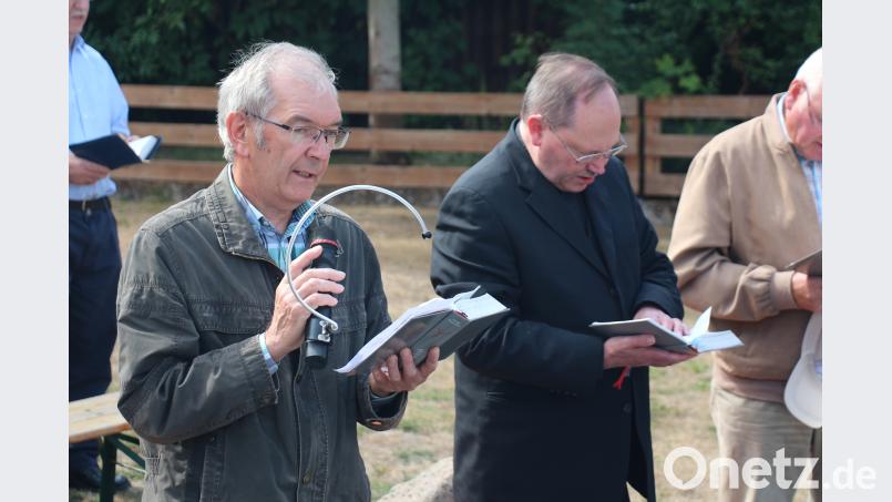 Albert Schraml (links) und Pfarrer Heribert Stretz führen durch die Andacht. Bild: rpp