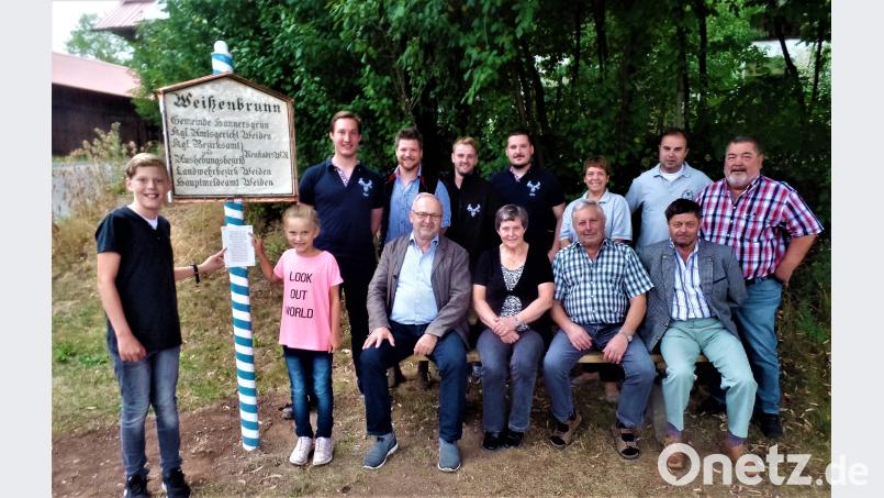 Sie freuen sich über das gelungene Werk: (sitzend, von links) Bürgermeister Rudolf Götz,
Gerlinde und Helmut Prechtl sowie Hans Dolles, der den Wetterschutz um die Ortstafel fertigte. Stehend, von links: zwei Prechtl-Enkelkinder, Michael Heindl, Benjamin Hagler, Max Sternkopf und Michael Wisgickl von den Weißenbrunner Kirwaleuten. Daneben Karin Zielbauer, Vorsitzender Markus Müller und Johann Müller vom OWV Kohlberg. Bild: jml
