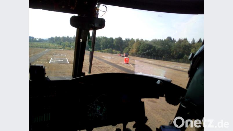 Der Chinook-CH 47-Hubschrauber fliegt an, um den Brand im Grafenwöhrer Truppenübungsplatz zu löschen. Bild: mor