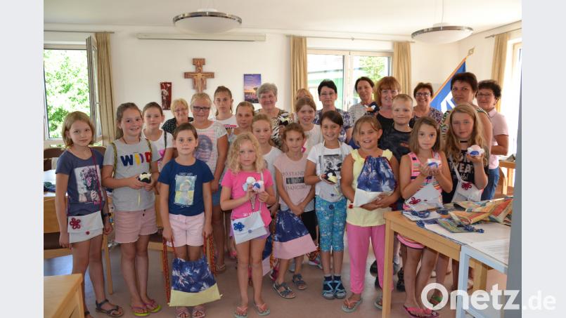 Stolz zeigen die Kinder bei der Ferienprogramm-Aktion des Frauenbunds ihre genähten Sachen. Bild: gi