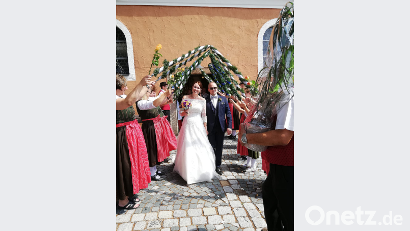 Die Tanzgruppe des Stiftländer Heimatvereins stand Spalier und gratulierte, als Kerstin und Daniel die Kreuzbergkirche verließen. Bild: wro