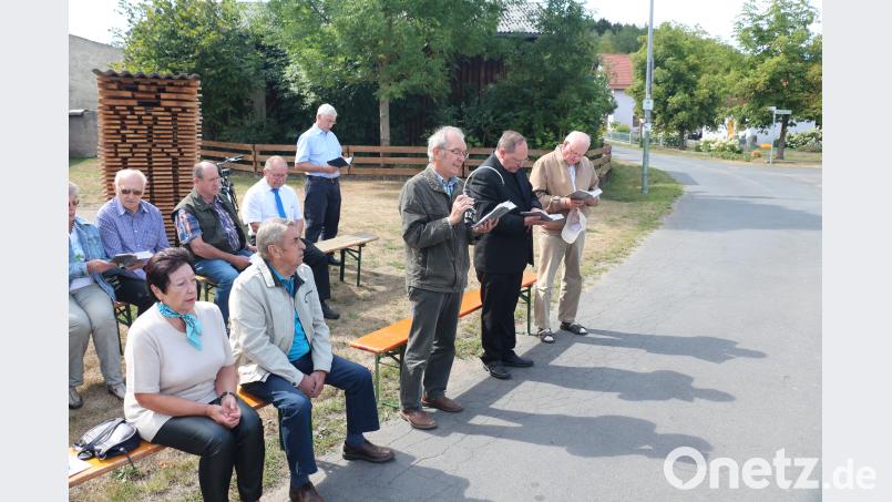 Albert Schraml und Pfarrer Heribert Stretz führen durch die Andacht. Bild: rpp