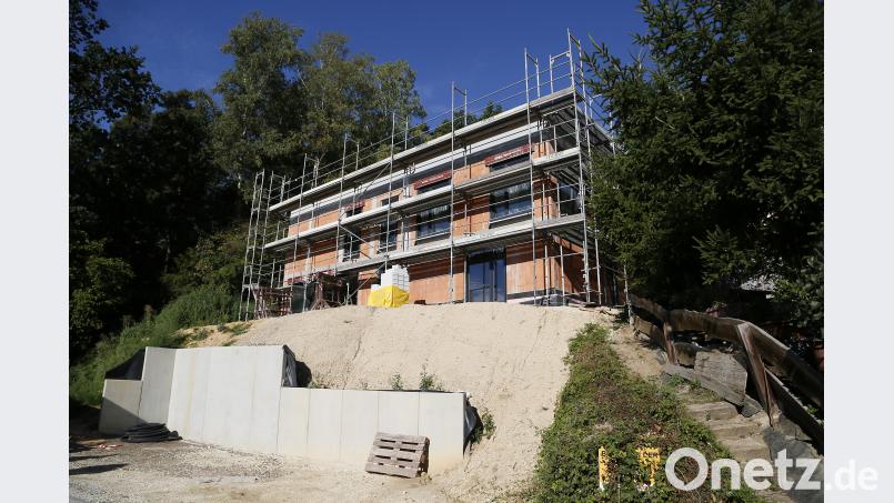 Der Bau der beiden Boarding-Häuser am Ettmannsdorfer Berg ist weit gediehen. Gegen die Baugenehmigung hat ein Anlieger geklagt. Das Verwaltungsgericht Regensburg stoppte die Arbeiten vorläufig. Bild: Hösamer