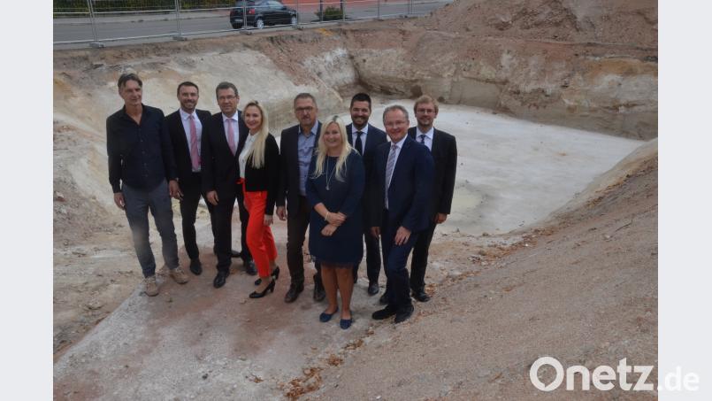Spatenstich für neues Mehrfamilienhaus an der Königsberger Straße: feiern Bauträger, Architekt und Finanzierungspartner. Bild: Kunz