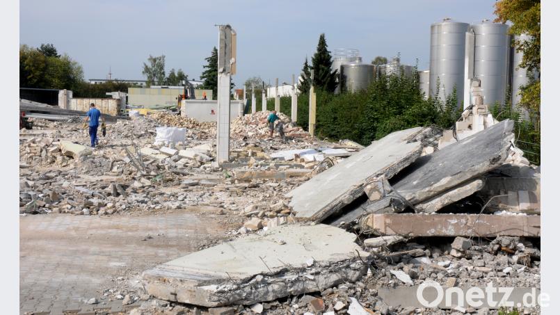 Tauschgeschäft der besonderen Art: Vor mehreren Jahren tauschten der Milchhof und die Jura-Werkstätten Grundstücksareale. Jetzt werden die alten Gemäuer der Lebenshilfe abgerissen. Bild: Stephan Huber