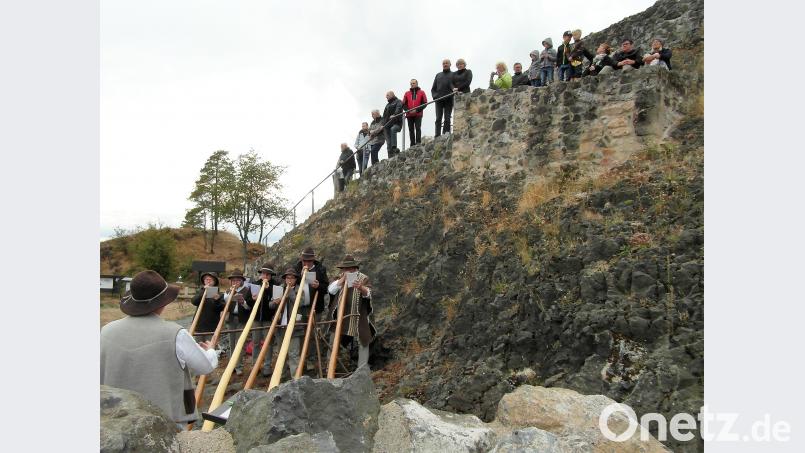 Die Fichtenhornbläser vor der Kulisse der Oberen Burg mit Besuchern. Bild: hl