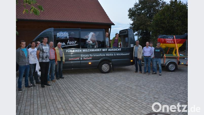 Der bundesweite Auftakt der Deutschland-Tour des Bundesverbands Deutscher Milchviehhalter (BDM) ist in Kleinsterz: Mit dabei sind BDM-Vorstandssprecher Hans Foldenauer (Vierter von rechts) und Milchbauern aus der Region. Mit dem Tourbus „Für einen Milchmarkt mit Aussicht“ geht es bis zum 10. September durch die ganze Bundesrepublik. Bild: jr