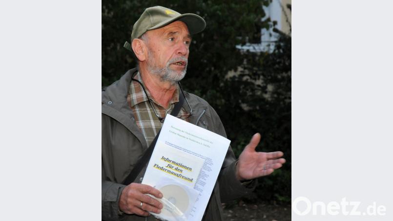 Gerd Horn erläutert den Einsatz der LBV-Ortsgruppe Neukirchen für die Fledermauskolonie in der evangelischen Kirche. Bild: Huber