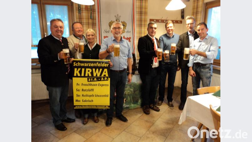 Anstoßen auf eine zünftige Kirchweih, von links Vertriebsleiter Josef Neidl, Festwirt Gerhard Böckl, Markträtin Gabi Wittleben, Bürgermeister Manfred Rodde, Vertriebsleiter Michael Weile, Sebastian Ebnet, Josef Ebnet und Marktrat Hubert Piehler. Bild: ksi