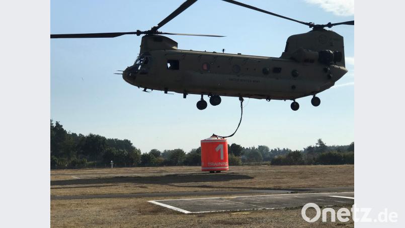 Eine Chinook-CH-47 der US-Armee mit 5000 Liter Wasserlast wurde zur Brandbekämpfung und zum Ablöschen der Glutnester eingesetzt, rund 150.000 Liter Wasser brachten die Piloten der Army-Flieger aus Katterbach an den Brandherd. Bild: mor