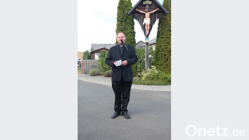 Präses Pfarrer Heribert Stretz betet mit den Gläubigen. Bild: rpp