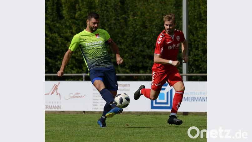 Kapitän Michael Prey (links/Szene aus dem letzten Spiel gegen Passau) ist selbst total überrascht, was die Pfreimder da so in der Landesliga Mitte anstellen. Der Klassenerhalt ist keine Utopie. 	Bild: mh Bild: ham