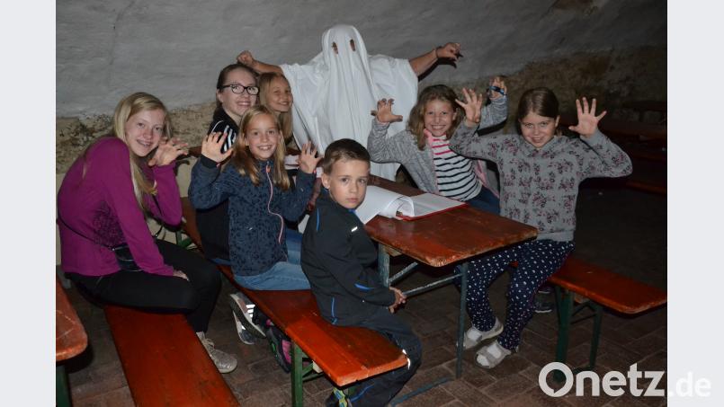 Zur Gruselführung hatte der Förderverein Schloss Burgtreswitz die Kinder im Ferienprogramm eingeladen. Schlossführerin Helene Rolle erzählte ihnen gespenstische Geschichten. Bild: gi
