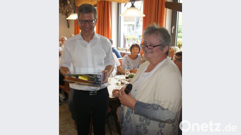 Mesnerin Renate Lorenz hatte für Pfarrer Johann Wutz ein &quot;Wenn-Buch&quot; gebastelt. Bild: exb