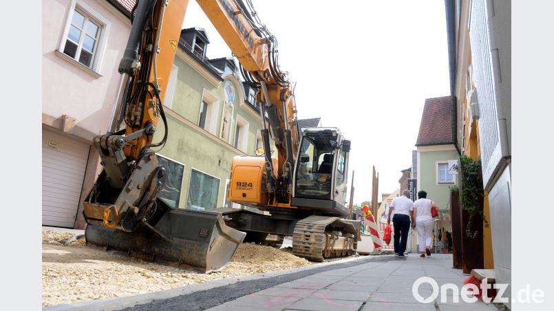 Die Sorgen der Geschäftsinhaber in der Unteren Nabburger Straße werden ernst genommen: Die Kommunikation und Kooperation mit den Anliegern funktioniert diesmal besser als bei den Kanalarbeiten in der Oberen Nabburger Straße im vergangenen Jahr. Bild: Stephan Huber