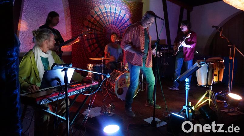 „The Fabulous Freakbrothers“ auf der Fassl – Bühne: (von links) David Mages, Cyrus Saleki, Robert Mages, Bandleader Wolfgang Staudinger und Darius Saleki. Bild: eib