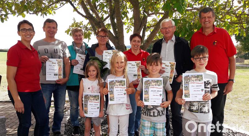 Die beiden Vorsitzenden Bettina Berger (li) und Franz Ziegelmeier (re) gratulierten den Siegern des diejährigen Gartenfruchtwettbewerbs bei den Erwachsenen und den Kindern. Bild: nib