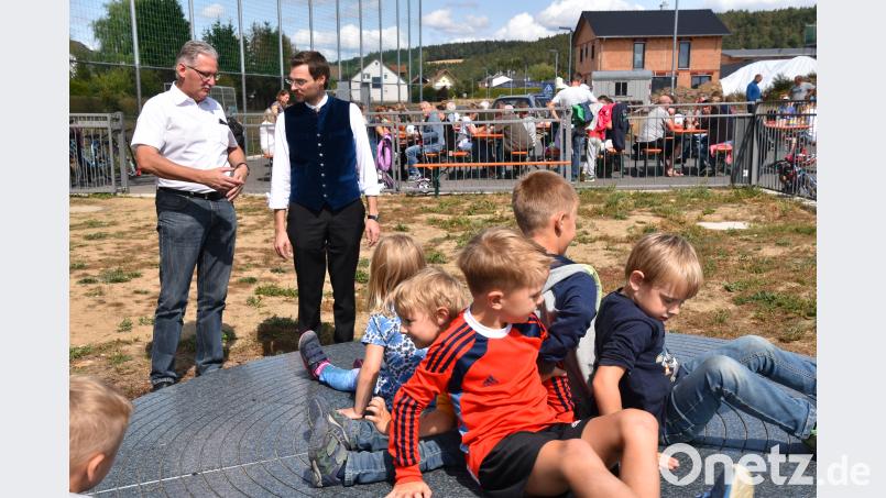 Bürgermeister Josef Hammer und Stephan Oetzinger (von links) tauschen sich noch aus, ob sie zu den Kindern auf die Drehscheibe wollen Bild: fz