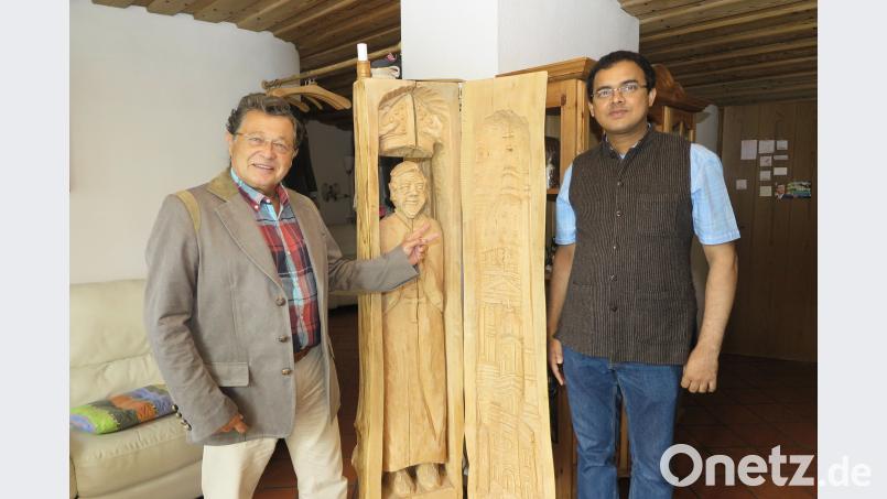 Hans Schuierer und der indische Pater Thomas rufen zu Spenden für die indischen Monsun-Opfer auf. Der Geistliche segnete die Papst-Skulptur (Mitte) im Hause Schuierer. Bild: Hirsch