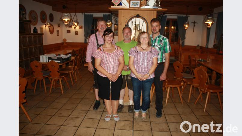 Schützenvorsitzender Gerhard Thurn (links, hinten) gratuliert den Zweit- und Drittplatzierten des „Sie-Er-Schießens“ Günter König (hinten, Mitte), Marion Kaplan (vorne, links) sowie Christian und Regina Biersack zu ihrem glücklichen Händchen. Bild: edo